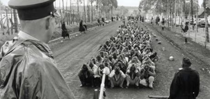 British soldiers and Kenyan captives